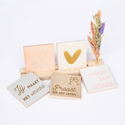 Lottea Houder voor TWEE tegeltjes inclusief droogbloemen - tegeltjes houder, tegelhouder, houten houder voor tegeltjes, tegeltjes met tekst, tegeltjes met spreuken