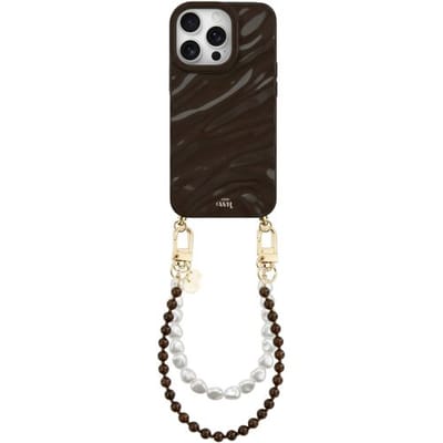 xoxo Wildhearts Brown Glaze telefoonhoesje met koord - geschikt voor iPhone 13 Pro Max - Brown Sugar & Pearls - Dream hoesje met telefoonkoord - Glimmende silicone case met plooien - Kralenketting gecombineerd met korte parelketting - Bruin