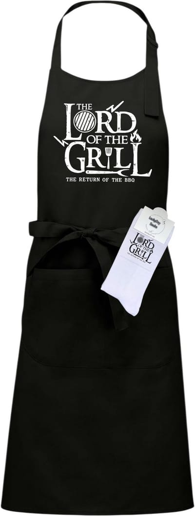 Keukenschort en sokken met tekst - Giftset - Lord of the grill - Vaderdag cadeau - Zwart - Verstelbaar - Cadeau idee - Verjaardag - Cadeau dames en heren - Jubileum - Afscheid - Verrassing - Grappig cadeau - Onesize