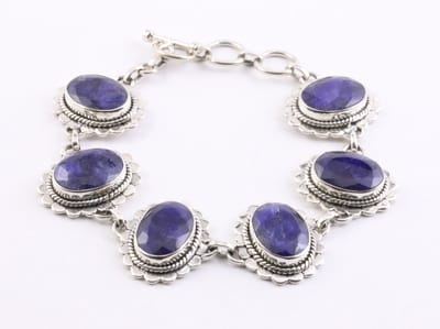 Zware bewerkte zilveren armband met grote blauwe saffier stenen