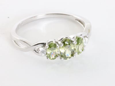 Hoogglans zilveren ring met groene amethist en witte topaas - maat 19