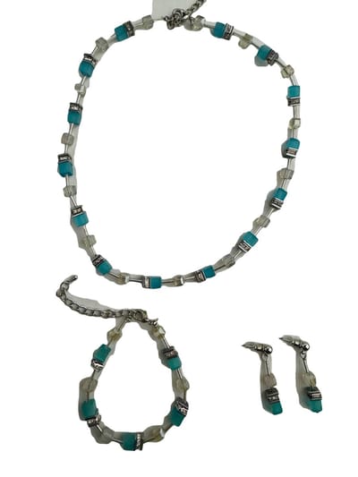 Petra's Sieradenwereld - Handgemaakte sieradenset blokjes en buisjes turquoise (ketting, armband en oorbellen) (974)
