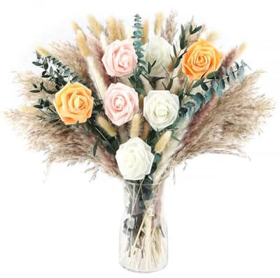 Boeketten met gedroogd pampasgras voor bruiloft en tafeldecoratie