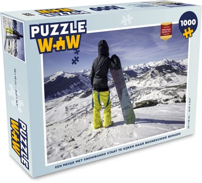 Puzzel Een meisje met snowboard staat te kijken naar besneeuwde bergen - Legpuzzel - Puzzel 1000 stukjes volwassenen