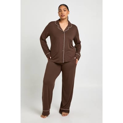 boohoo Dames Plus pijpdetail lange mouw overhemd & broek pyjamasset | Chocoladebruin | Maat: 44