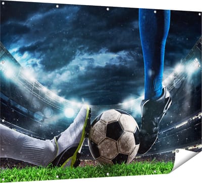 Gards Tuinposter Voetbal Sliding op de Bal in het Stadion - 160x120 cm - Tuindoek - Tuindecoratie - Wanddecoratie buiten - Tuinschilderij