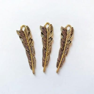 3 goudkleurige veren