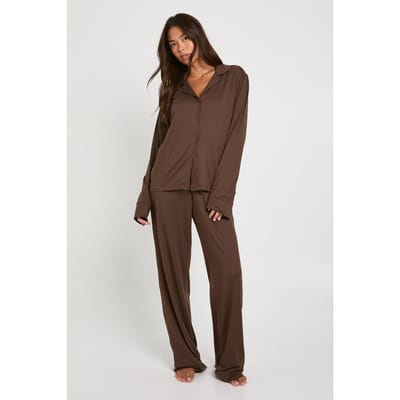 boohoo Dames Pyjamaset met soft-touch overhemd met doorlopende knoopsluiting en bijpassende broek | Chocoladebruin | Maat: 36