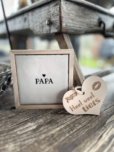 Creaties van Hier -Liefs in een lijstje Papa met houten hartje - 12 cm – Keramiek