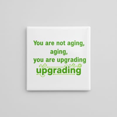 Grappige Verouderingsquote Keramische Tegel 15x15 cm – “You Are Not Aging, You Are Upgrading” | Humoristisch Verjaardags- & Woondecoratie Cadeau