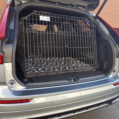 Pet World Medium 96,5 cm hellende autohondenkrat - compatibel met Volvo XC60 SUV 2008 - UK ontworpen kofferbakkrat - hoge koolstofstalen reiskooi - noodgevluchtluik - vouwt plat op - gratis comfortmat
