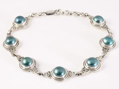 Bewerkte zilveren armband met zwarte parels