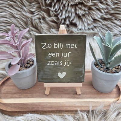 Robuust wenstegeltje – Zo Blij met een Juf Zoals Jij – 10 X 10cm – Juffen bedankje – Einde schooljaar – Afscheid Juf – Afscheid – Bedankje – Trendy – Woondecoratie – Cadeautje – Decoratief Tegeltje met Standaard – Cadeau Idee