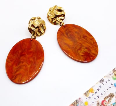 Jeannette-Creatief® - Resin - Ovaal Bruin Goud - Bruine Oorbellen - Gouden RVS Oorbellen - Oorbellen - Resin Oorbellen - Dames Oorbellen - Oorbellen Dames - Ovale Oorbellen - Gehamerde Oorknoppen