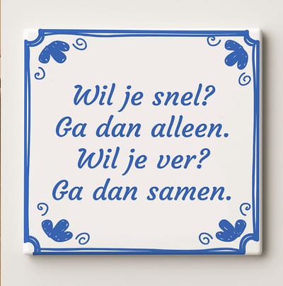 Inspirerende Quote Tegel 15x15cm – “Wil je Snel? Ga dan Alleen. Wil je Ver? Ga dan Samen.” – Motiverende Delfts Blauwe Keramische Wanddecoratie