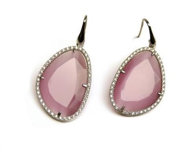 model Belinda oorringen in zilver gezet met roze steen en cubic zirconia