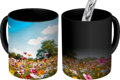 Magische Mok - Foto op Warmte Mokken - Koffiemok - Bloemenweide - Blauw - Lucht - Kleuren - Magic Mok - Beker - 350 ML - Theemok