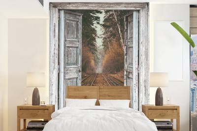 Behang - Fotobehang Treinrails - Herfst - Doorkijk - Bos - Breedte 175 cm x hoogte 240 cm