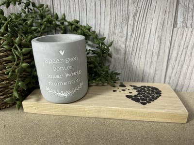 Creaties van Hier – Cement Candle Spaar geen centen met houten plankje - 8 cm – Cement – Kaars