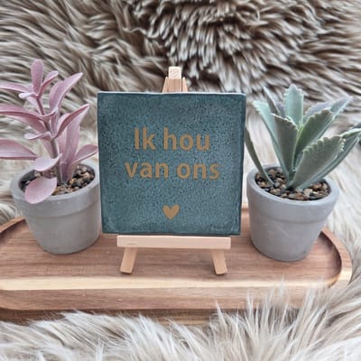 Robuust Wenstegeltje "Ik Hou van Ons" – Hip trendy tegeltje – 10x10 cm – Cadeau voor Partner, Valentijn of Jubileum – Stijlvol en Persoonlijk Woonaccessoire - Zomaar - Voor jezelf – Trendy nu – Decoratief Tegeltje met Standaard – Cadeau Idee