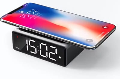 West Watches Digitale LED alarmklok - Klein formaat - Dimbaar Snel Draadloos opladen mobiele telefoon - netstroom inclusief stekker - zwart