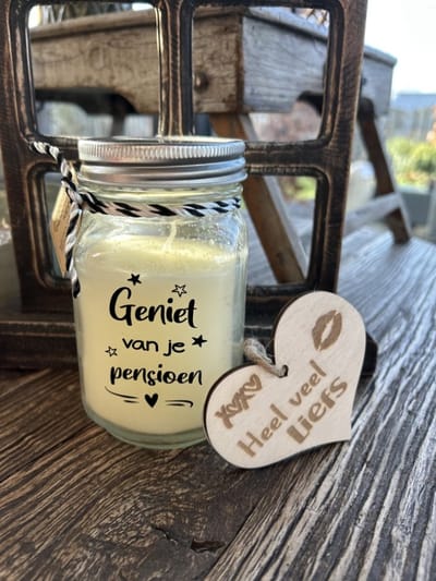 Creaties van Hier - Black & White scented candles Pensioen met houten hartje – 13,5 cm – vanille
