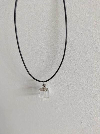 Leren ketting 50cm met chirurgisch staal verlengstukje en glas kubusje voor as