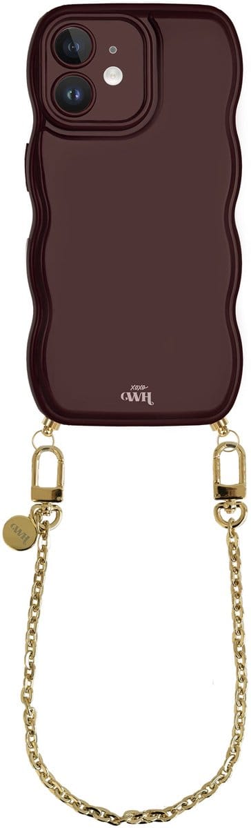 xoxo Wildhearts Glossy Wavy Cord Case Burgundy - Geschikt voor iPhone 11 - Dreamy - Kort koord - Glimmend telefoonhoesje met golven - Hoesje met koord - Gouden ketting - kort telefoonkoord - Bordeaux rood hoesje - Korte variant koord