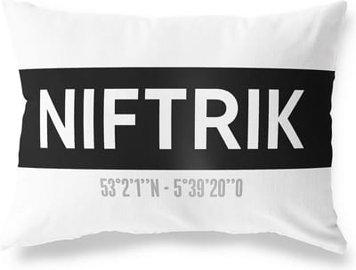 Tuinkussen NIFTRIK - GELDERLAND met coördinaten - Buitenkussen - Bootkussen - Weerbestendig - Jouw Plaats - Studio216 - Modern - Zwart-Wit - 50x30cm