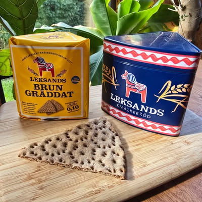 Leksands Knäckebröd bewaarblik - gevuld met een pakje knackebrod - driehoek - enkel