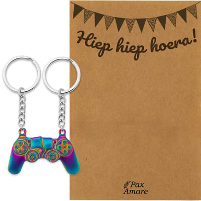 BFF Sleutelhanger voor 2 'Hiep Hiep Hoera' - Magnetische Controller - Sleutelhanger set op Cadeau Kaartje - Zilverkleurig met Regenboog effect - Verjaardags Hanger - Pax Amare