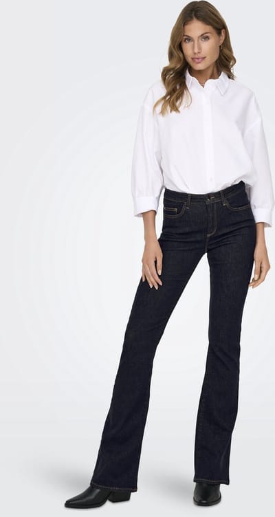 Only blauwe dames jeans   Blush   Regular waist   Rinsewash wassing   Flared fit   5-Pocket zakken   Knoop- en ritssluiting   Regular waist Blauw