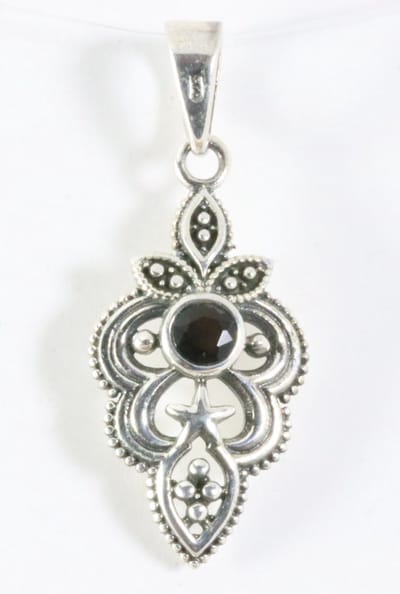 Bewerkte zilveren hanger met onyx