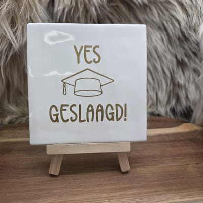 Robuust Wenstegeltje Yes Geslaagd! – Cadeau voor Geslaagde – Decoratief Aandenken – Wenstegeltje – Trendy nu – Decoratief Tegeltje met Standaard – Cadeau Idee