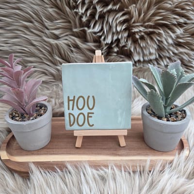 Robuust Wenstegeltje – Hip trendy tegeltje – Houdoe – Brabants afscheidscadeau, housewarmingcadeau of zomaar – 10x10 cm – Wanddecoratie –Sfeervol en Persoonlijk - Vriend(in) – Trendy nu – Decoratief Tegeltje met Standaard – Cadeau Idee