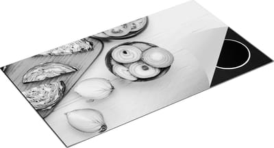 Chefcare Inductie Beschermer Gesneden Uien op een Witte Houten Tafel - Zwart Wit - 95x50 cm - Afdekplaat Inductie - Kookplaat Beschermer - Inductie Mat