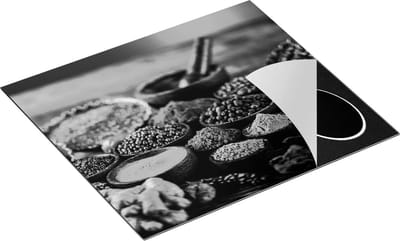 Chefcare Inductie Beschermer Diverse Kleurrijke Kruiden op Tafel - Zwart Wit - 60x50 cm - Afdekplaat Inductie - Kookplaat Beschermer - Inductie Mat
