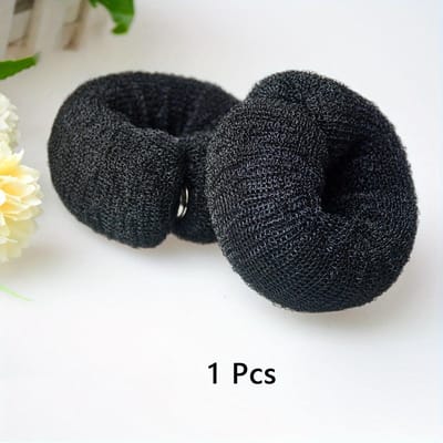 Accessoires voor Kapsels in Retrostijl: Clip-in Pruiken, Schuimringen voor Vormgeving en Donut Bun Houders voor Paardenstaarten en Opgestoken Kapsels.