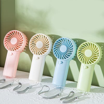 Mini draagbare handventilator - Persoonlijke koelventilator - Werkt op batterijen (batterijen niet inbegrepen) - Lichtgewicht en draagbaar - Geschikt voor reizen, strand, kamperen, binnen- en buitengebruik - Verkrijgbaar in groen, roze, wit en blauw