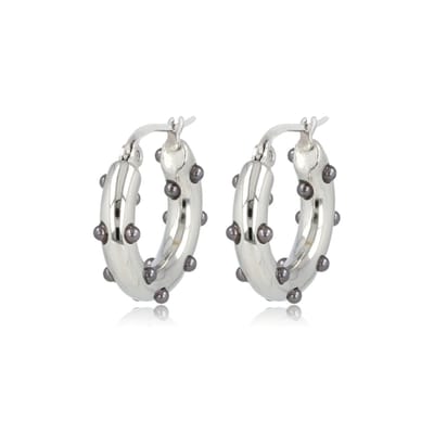 My Bendel - Zilverkleurige Oorring met Mystieke Zwarte Parel - met Luxe Cadeauverpakking | Sieraden Voor Dames