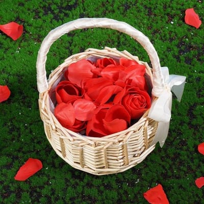 Kleine gevlochten bloemenmand van riet met handvat, geschikt voor bruiloften, picnics en verjaardagsfeesten, roze kleur, 1.5L capaciteit, decoratieve mand voor bloemen en cadeaus