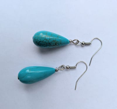 Chirurgisch-staal-316L-oorbellen-met-turquoise-turkoois-kraal-en-zilverkleur-details
