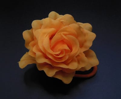1 Roosje groot met duckklem+elastiek oranje