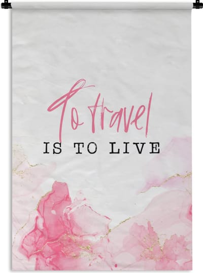 Wandkleed - Wanddoek - Spreuken - Quotes - To travel is to live - Goud - 120x180 cm - Wandtapijt