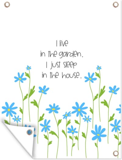 Muurdecoratie buiten Quotes - Spreuken - I live in the garden I just sleep in the house - 120x160 cm - Tuindoek