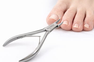 Belux Surgical Instruments / Professionele Hoektang – Zeer Spitse Bek – Dubbele Veer – 11 cm – RVS – Pedicure & Manicure Nagelknipper