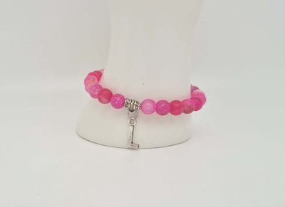 Handgemaakte "Letters" natuursteen armband met natuursteen "Letters" " Banded Agaat Magenta roze" -8 mm diameter van de korrel- Diameter armband 20 cm - Kies je favoriete letters- Een mooi cadeau voor familie en vrienden