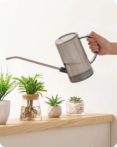Cilindrische gieter met lange schenktuit voor kamerplanten en tuin