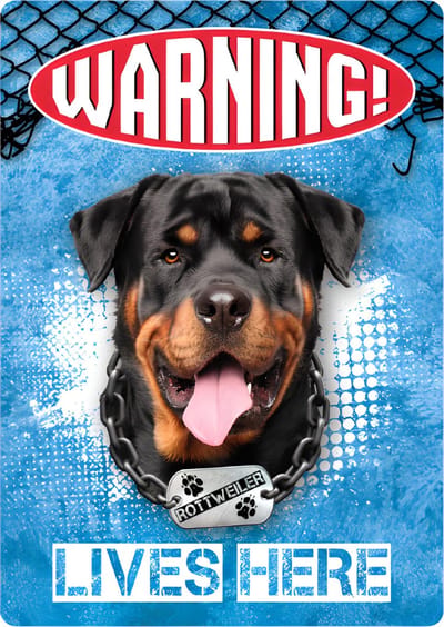 Plenty Gifts - Geïllustreerd Blikken Bord | 'Warning! A Rottweiler Lives Here' | 21x14.8 cm | Wanddecoratie voor binnen en buiten