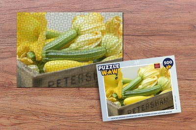 Puzzel Gele en groene courgettes met bloemen in een houten kistje - Legpuzzel - Puzzel 500 stukjes